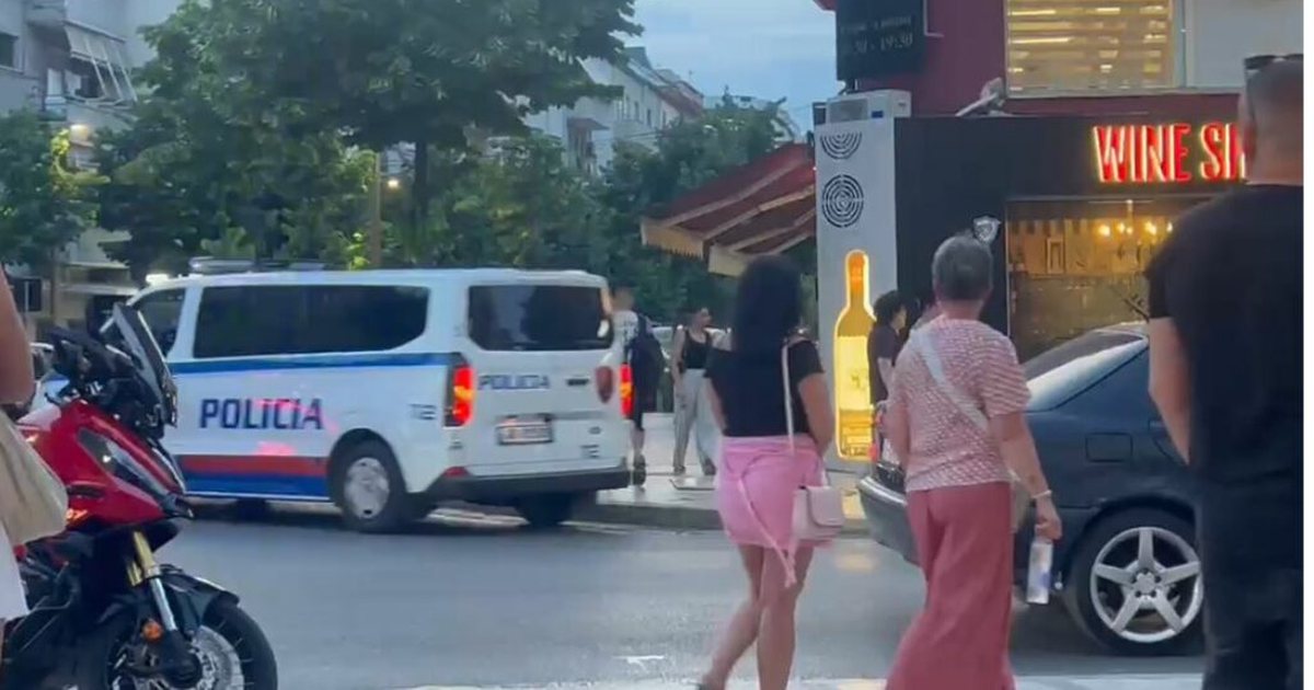  Kanë armë   Policia ndalon Mercedesin në Durrës  njëri prej të rinjve braktis automjetin  ç ndodhi me 2 të rinjtë