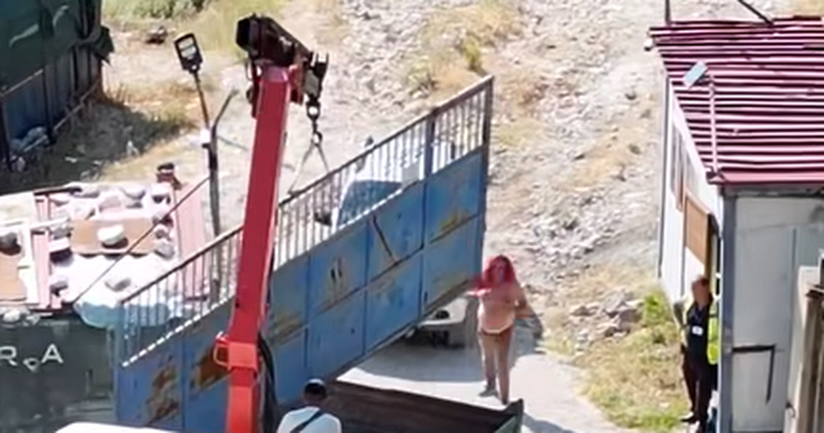 VIDEO  Hiqet dy ditë para protestës  porta e hekurit dhe gardhi që prej vitesh ndalonte hyrjen në plazhin e Kakomesë