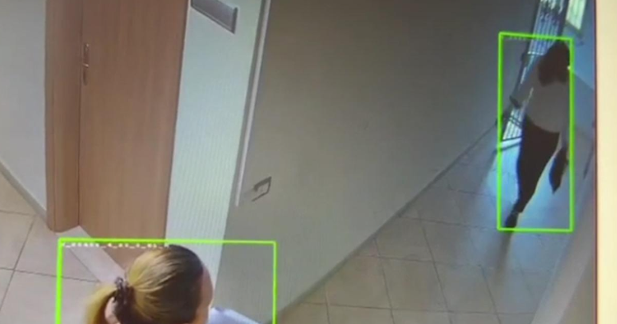Video  Para me thasë nga Posta Shqiptare në Durrës  momenti kur ish shefja e financës  zbraz  arkën dhe largohet 