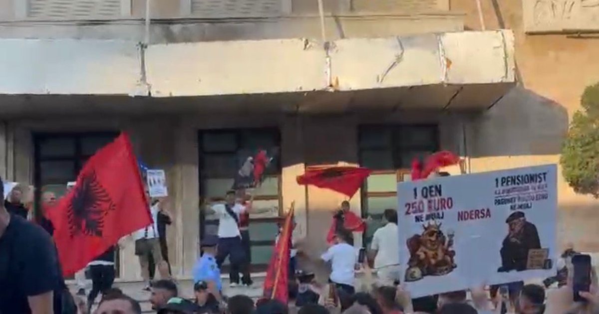 Ndodh për herë të parë   Policia tregohet e kujdesshme  nuk krijon gardh mbrojtës ndaj protestuesve