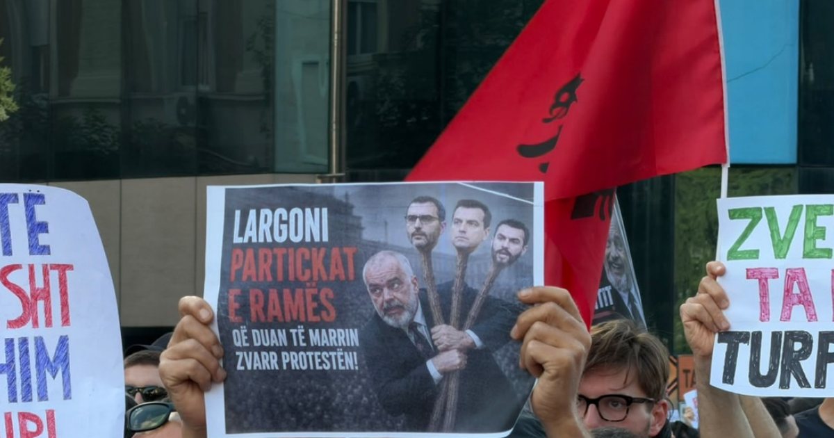 Protestuesit kundër të gjitha partive politike  edhe Arlind Qorit dhe Agron Shehajt