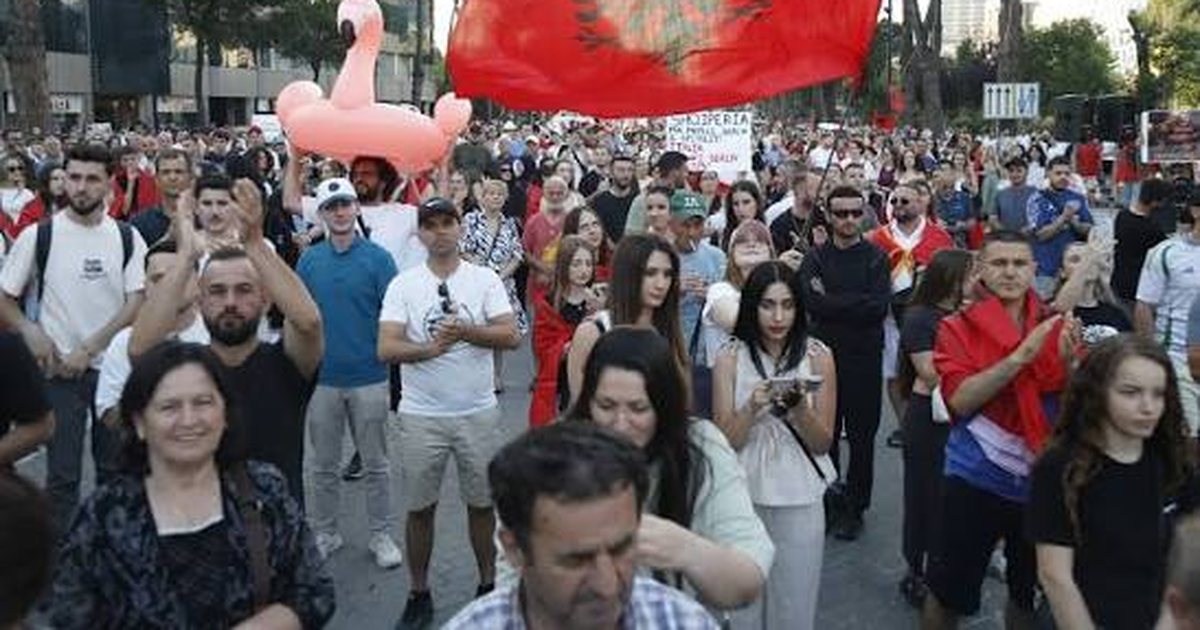 Temperaturat e larta nuk ndalin protestat para Kryeministrisë