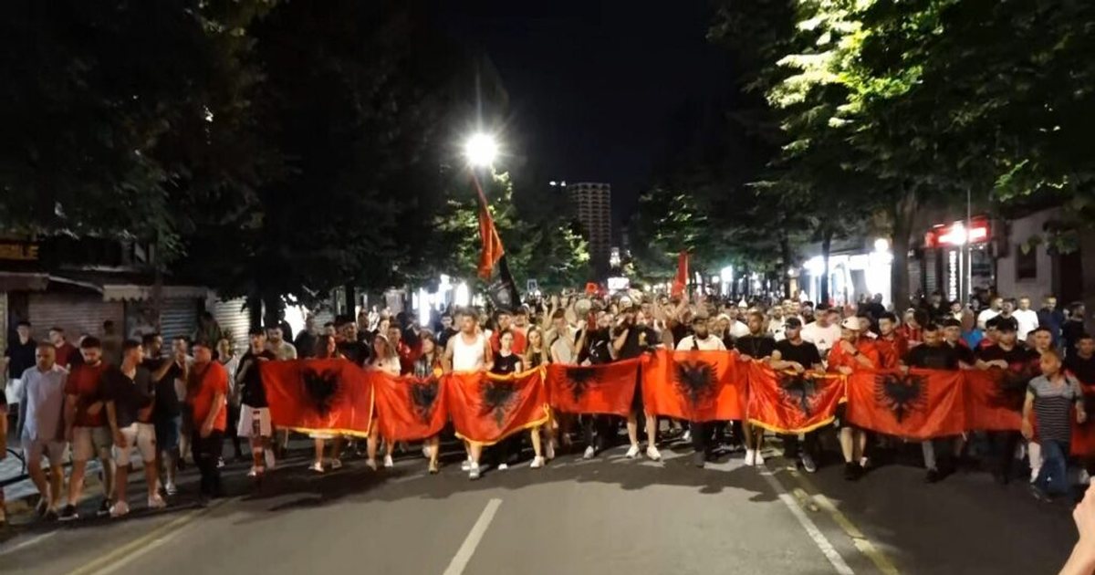penguan-levizjen-e-lire-te-automjeteve-dhe-qytetareve-policia-e-tiranes-procedon-penalisht-11-protestues