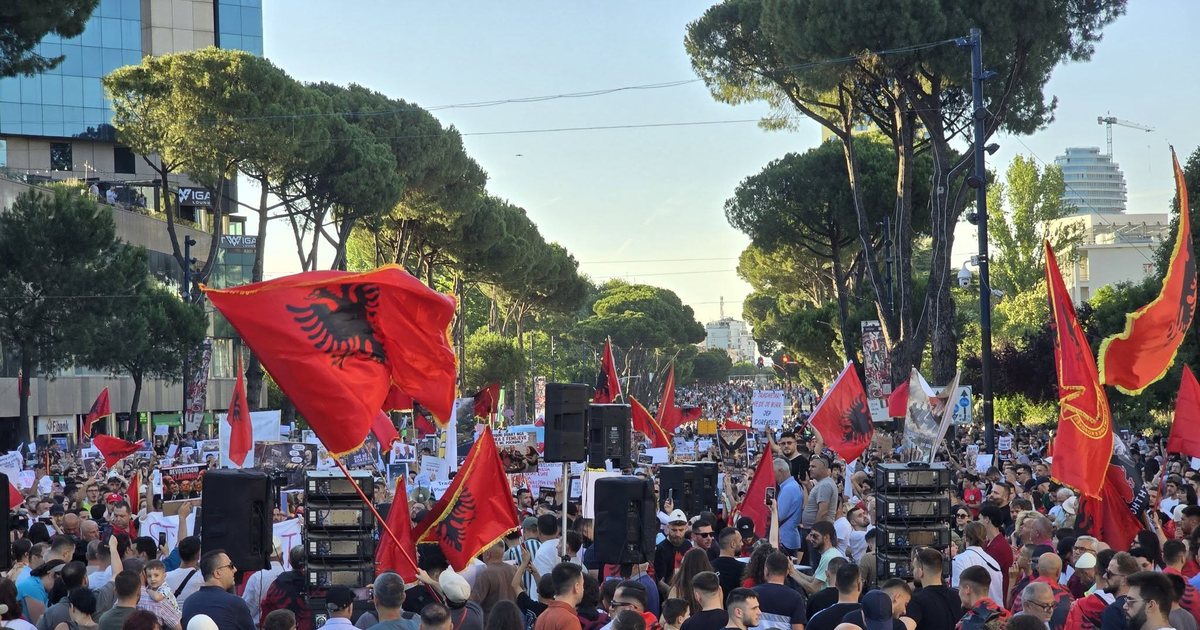  Nuk jemi këtu vetëm për Zvërnecin   Nis protesta kundër Qeverisë në Tiranë  Shqipëria e shqiptarëve  jo e tradhtarëve