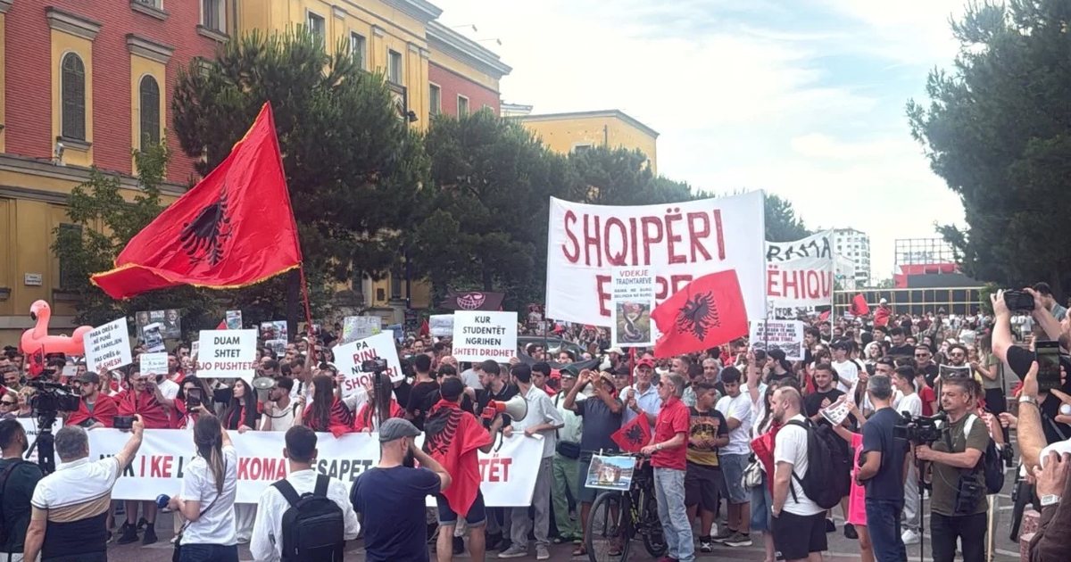 Anketa në Ballkan  Të rinjtë e Kosovës dhe Shqipërisë më të gatshëm të protestojnë kundër autokracisë