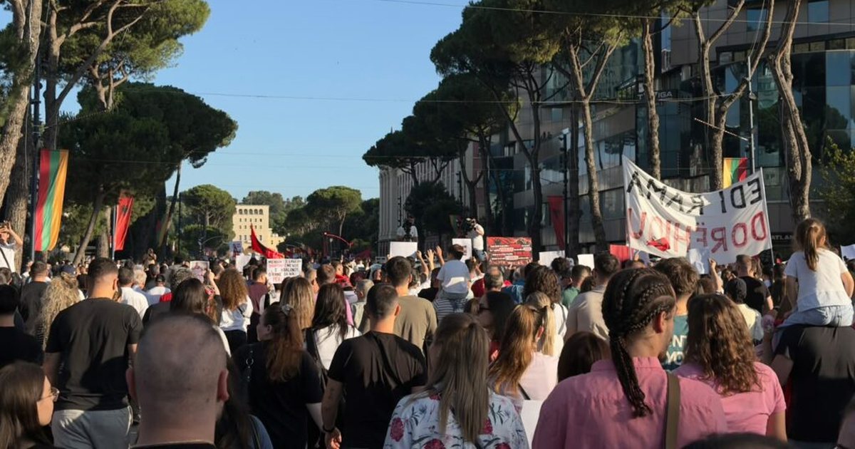 Nis protesta e 5 të radhazi  qytetarët protestojnë sërish te Kryeministria me thirrjen slogan  Rama n burg  Berisha n burg