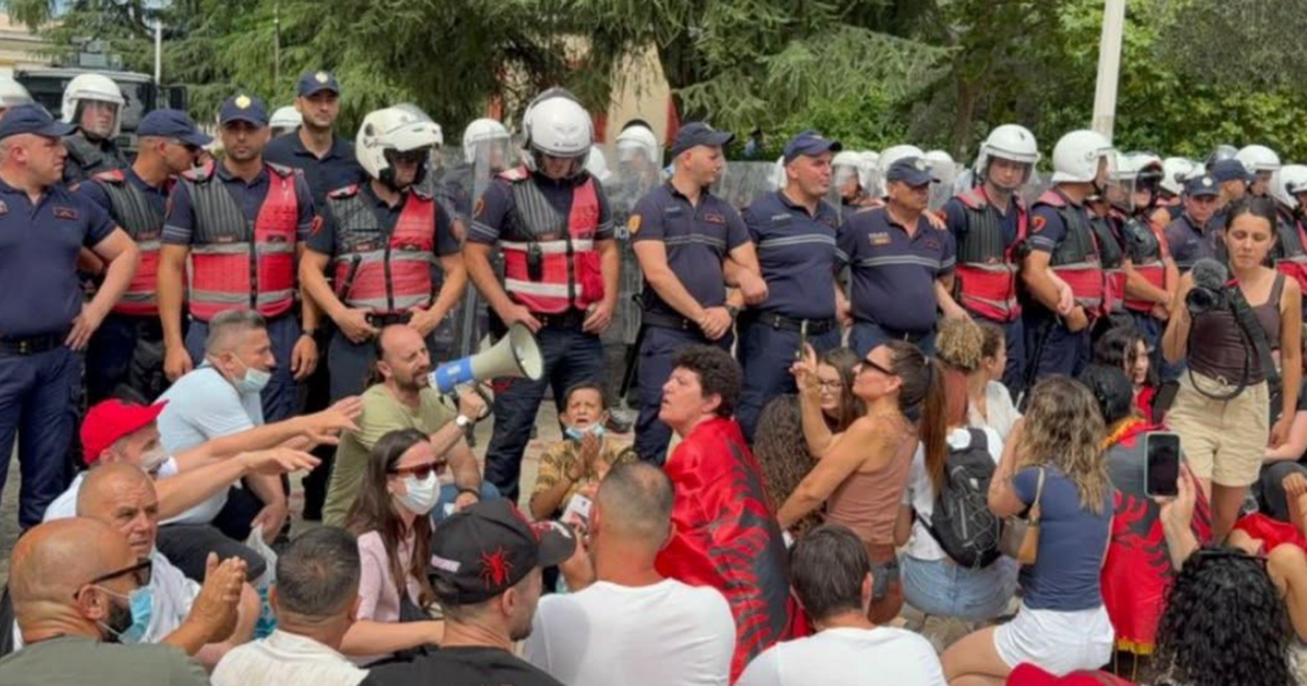  700 mijë lekë rrogë    Deputeti socialist iu qan hallin policëve  por a nuk duhet të kishin bërë diçka për këtë 