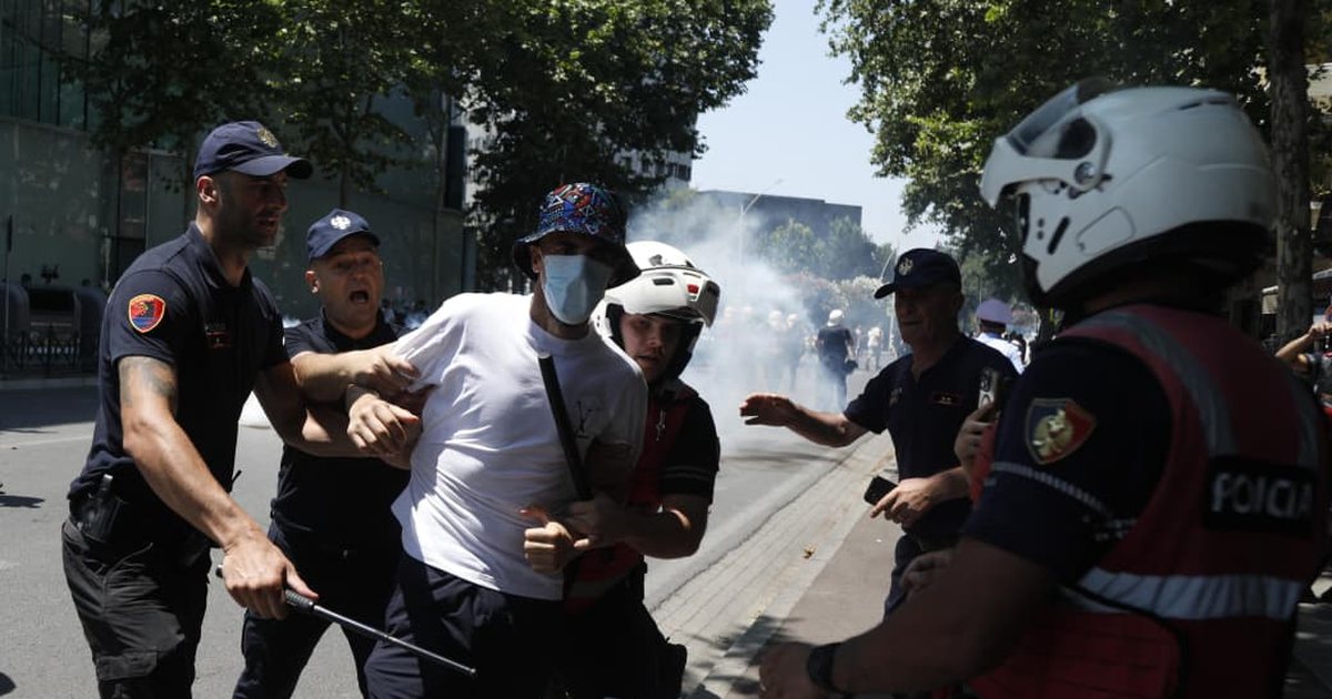 agsh-denon-sulmet-ndaj-gazetareve-gjate-protestes-para-parlamentit