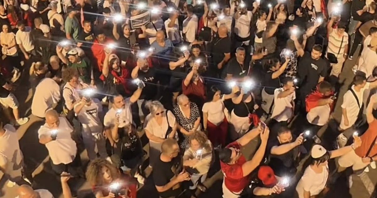 Të rinjtë po këndojnë këngën e lirisë    Aktori i njohur në mbështetje të protestës  Qëndroni dhe mos u trembni  ju do ta bëni Shqipërinë më të bukur