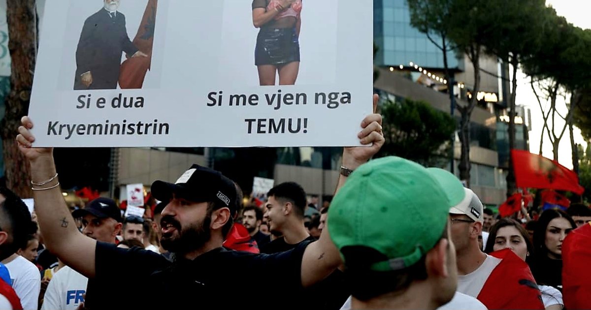 Mijëra protestues mblidhen para Kryeministrisë  në ditën e 15 të protestës