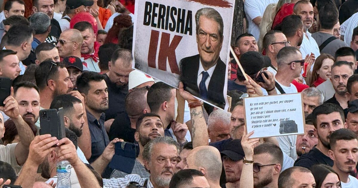 Kosova  Tetova dhe sheshet e Tiranës   ose  komedia e kërkimit të armikut të jashtëm