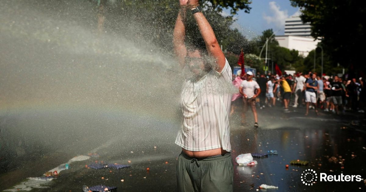 FOTOT pikante të Reuters nga protesta e sotme para Kuvendit