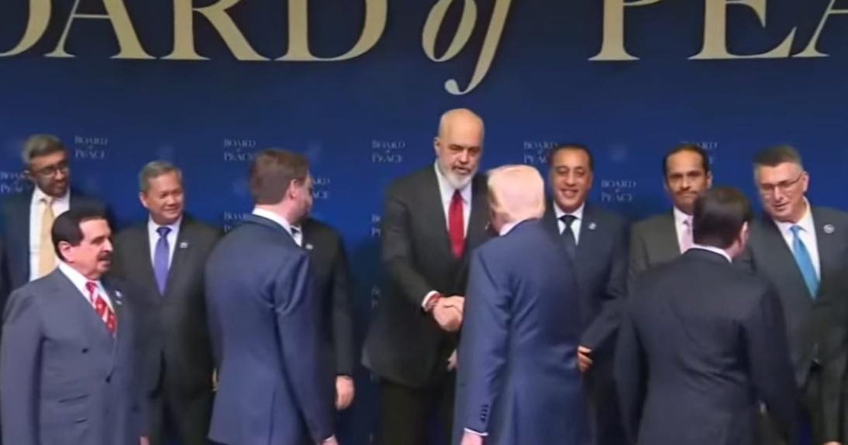 shenim-rama-e-paska-blere-foton-me-donald-trump