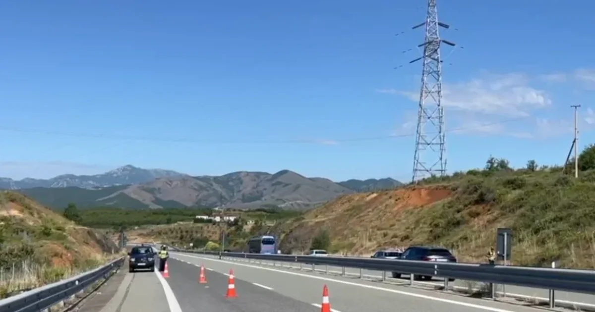 U përplas nga makina teksa kaloi autostradën  46 vjeçari humb jetën gjatë transportimit drejt spitalit