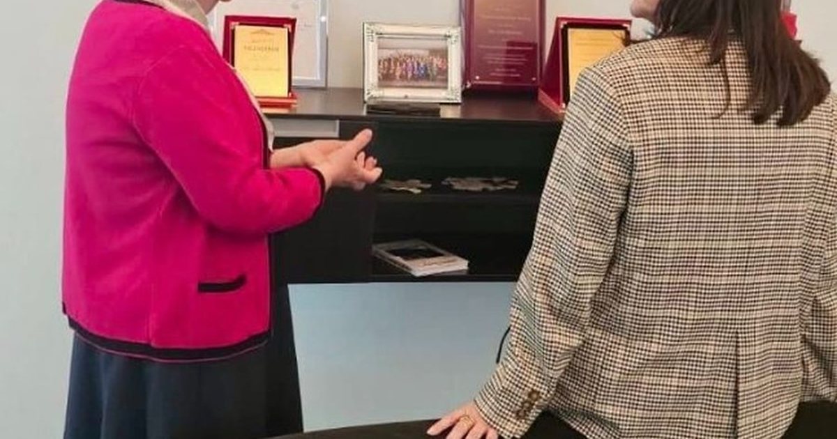 shkrimtarja-i-shkon-ne-zyre-liri-berishes-me-la-mbresa-te-thella-modestia-e-saj