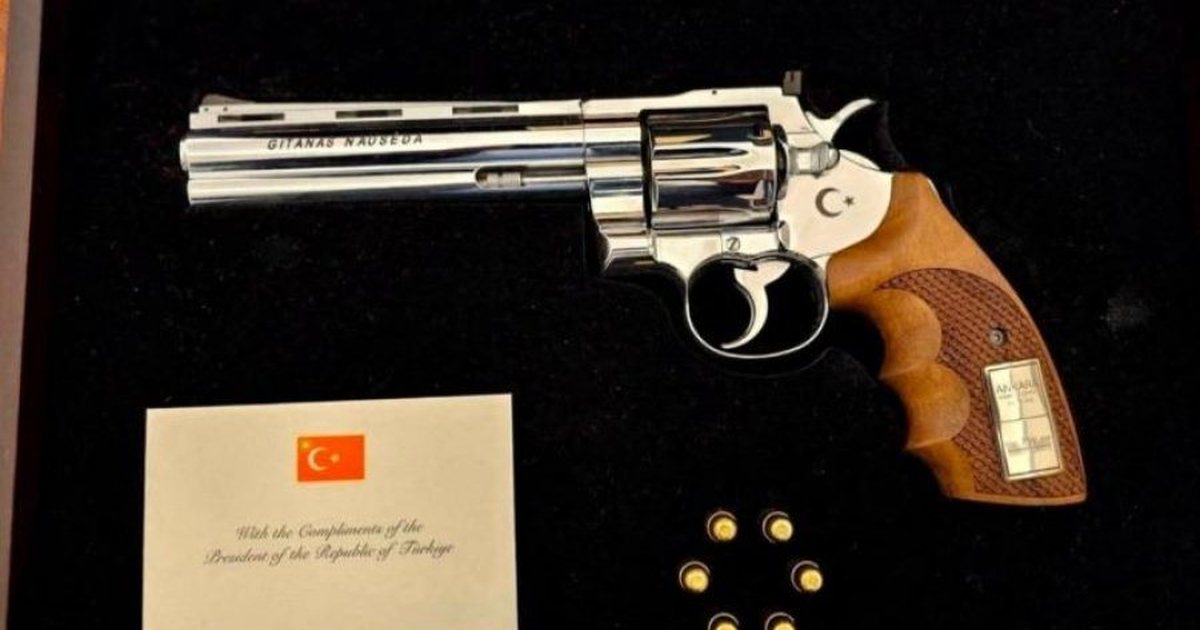 Revolveri i dhuruar nga Erdogan do të vendoset në muzeun e Kryeministrisë