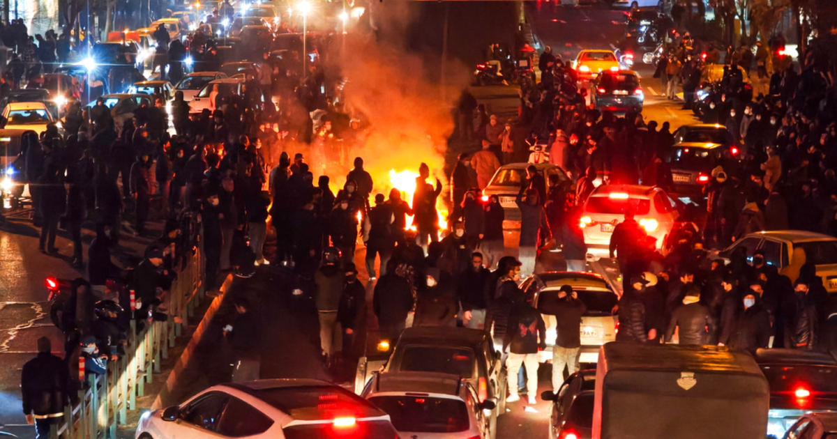 US begins evacuating personnel from military base in Qatar. Reuters: US intervention in Iran within 24 hours