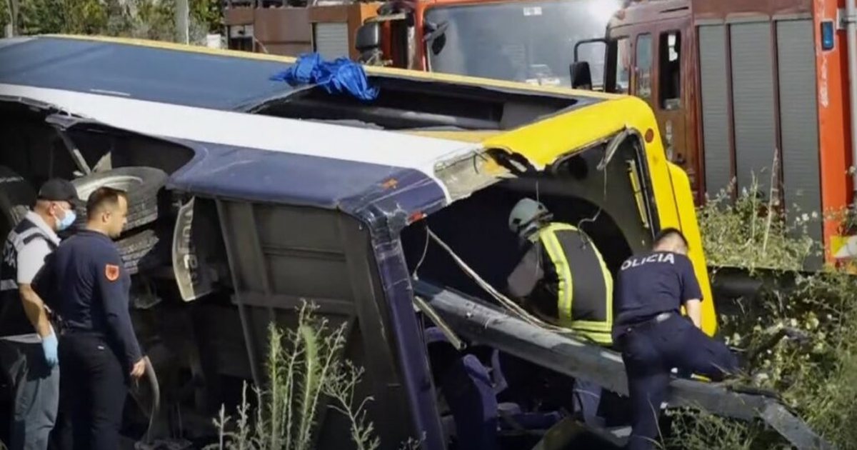 Shoferi pësoi arrest kardiak  Detaje nga aksidenti me një viktimë në autostradën Tiranë Durrës  barriera çau tejpërtej autobusin