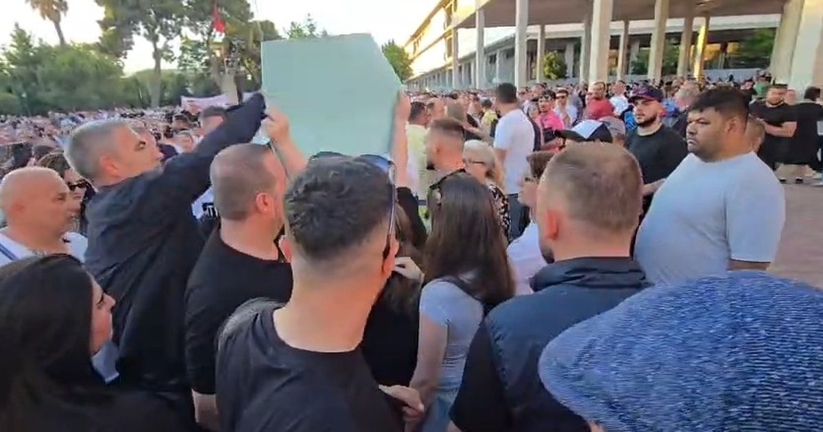 Tension në mitingun e Ramës në Vlorë  punonjësit e sigurisë i grisin pankartën qytetares  VIDEO 