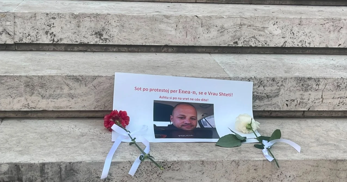 FOTOLAJM   Sot po protestoj për Enean    qytetarët vendosin në shkallët e Kryeministrisë foton e efektivit të vrarë në Maliq