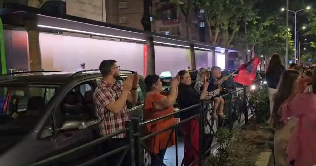 Qytetarët marshojnë në rrugët e kryeqytetit  njerëzit dalin nga makinat dhe i duartrokasin  VIDEO 