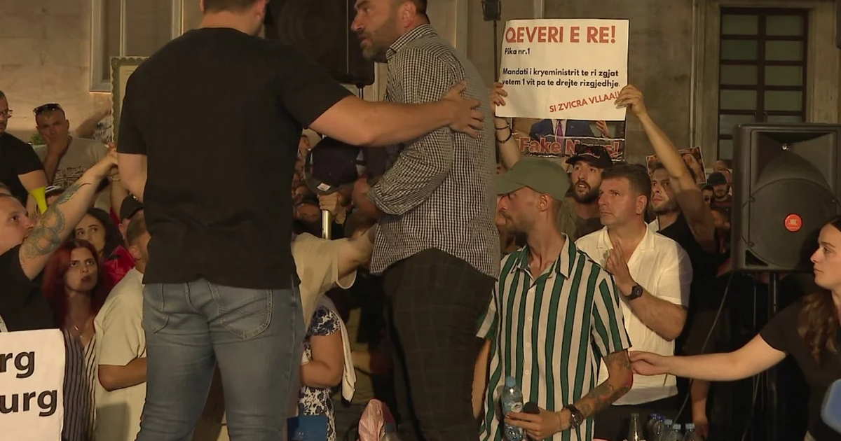 Momenti tensioni në protestën për Zvërnecin  qytetari nis të ofendojë Ramën dhe Berishën  pjesëmarrësit i heqin mikrofonin  VIDEO 