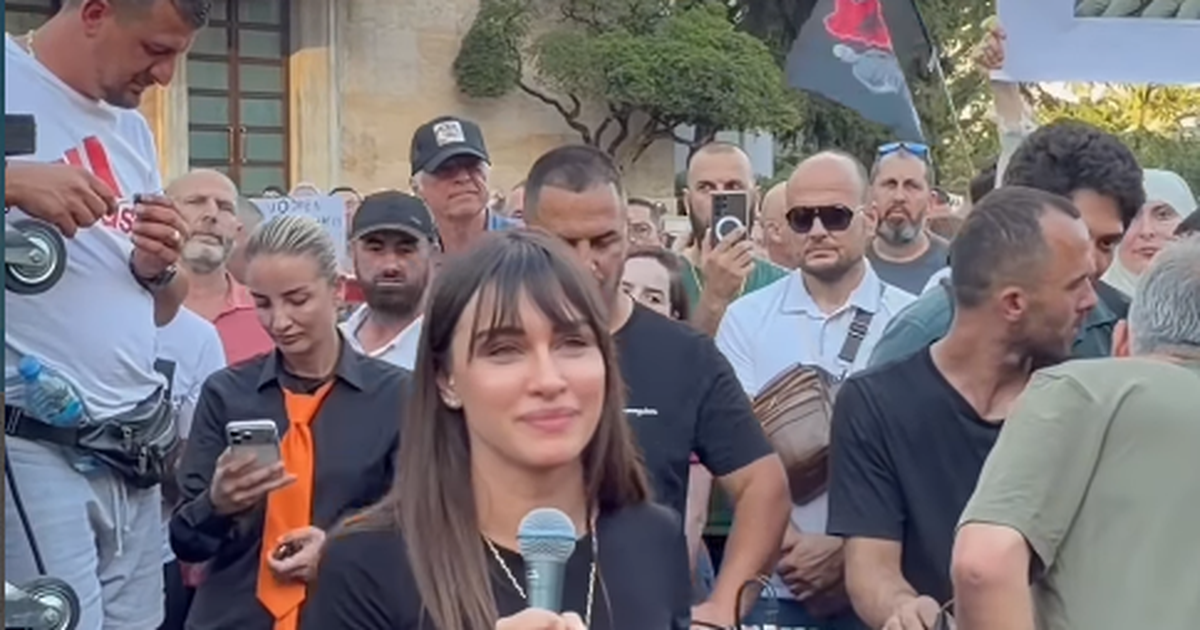 Dojna Mema nga protesta  Kjo është beteja për Shqipërinë që ua kemi borxh fëmijëve tanë
