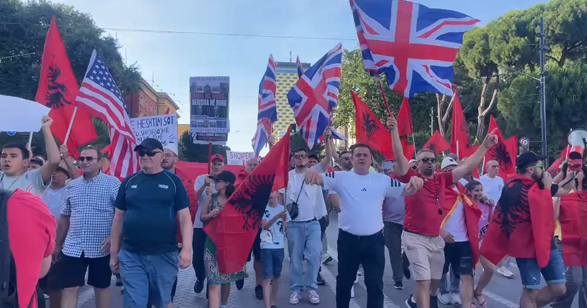 Arsyeja pse në protestën e sotme të qytetarëve ka shumë flamuj britanikë
