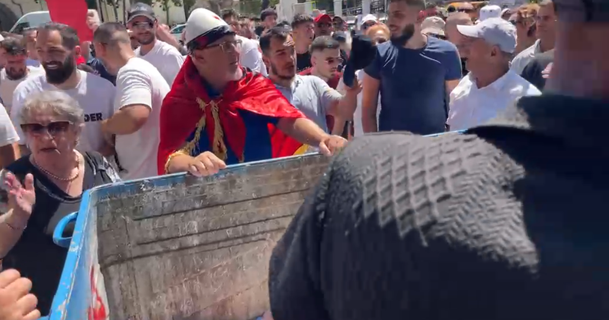 Tensionohet situata para Kuvendit  protestuesit sjellin kosha plehrash  Këtu e keni vendin  Parlamenti në kosh   VIDEO 