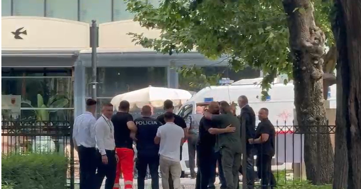 Incidentet para Kuvendit  plagosen tre efektivë dhe tre protestues  tubuesit hedhin gurë drejt policisë