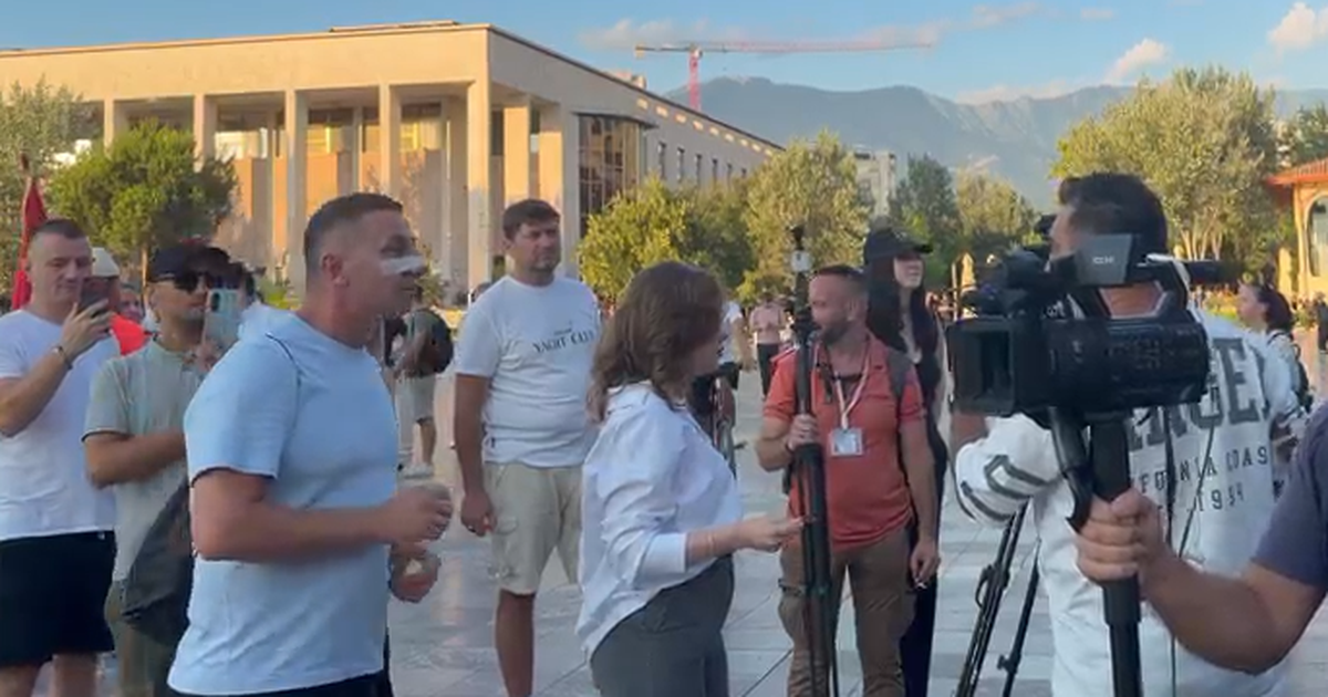 Nis dita e 34 të e protestës  njëri nga protestuesit sulmon mediat  VIDEO 