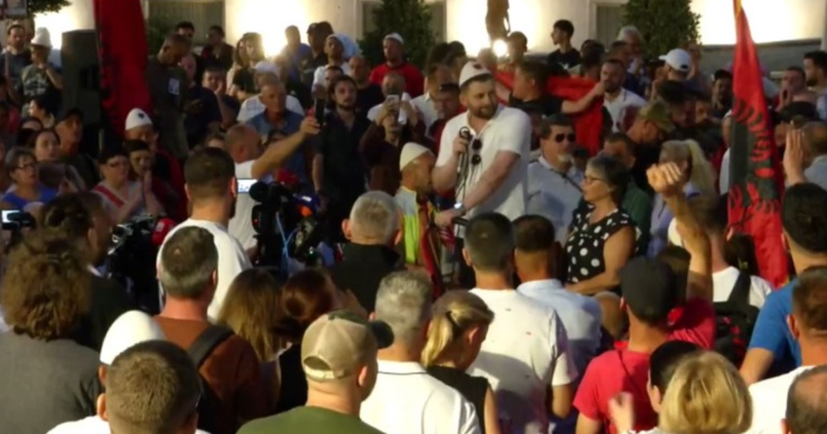 Protestuesi nga tubimi para Kryeministrisë  Ka 30 ditë që s më flasin prindërit  pasi shava Sali Berishën 
