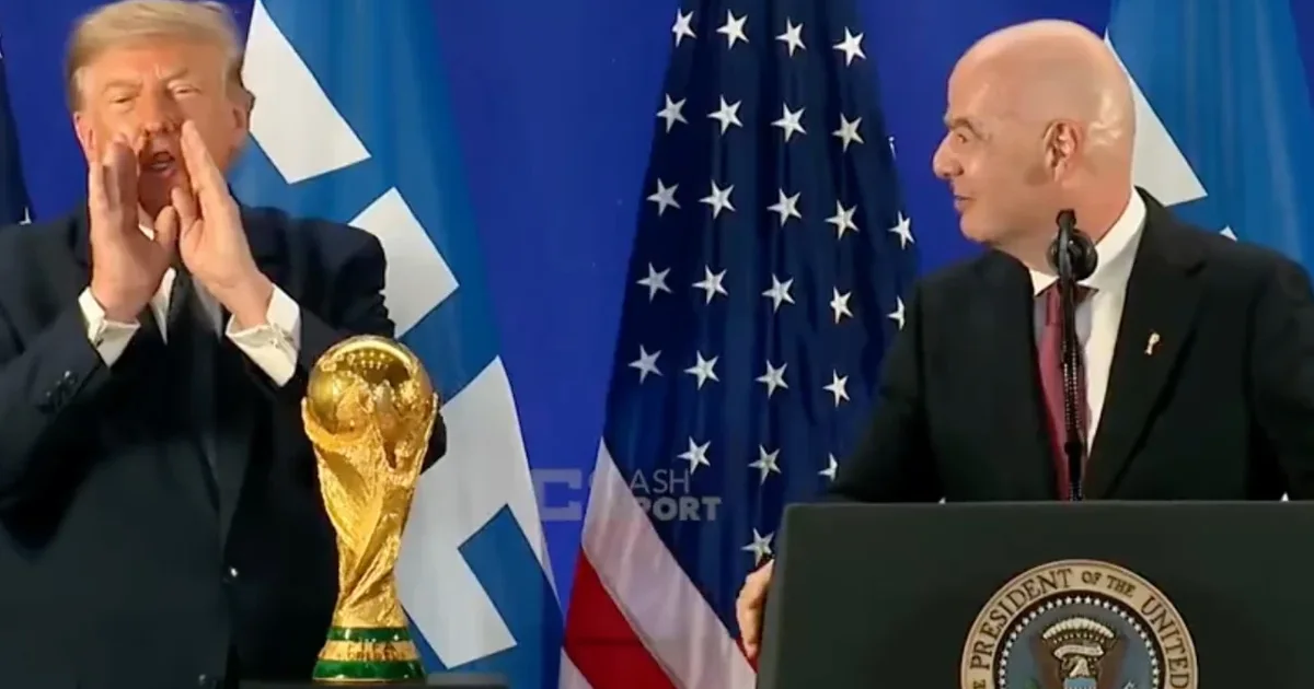Momenti viral në Shtëpinë e Bardhë  Trump i jep  goditjen  Infantinos para trofeut të Botërorit  VIDEO 