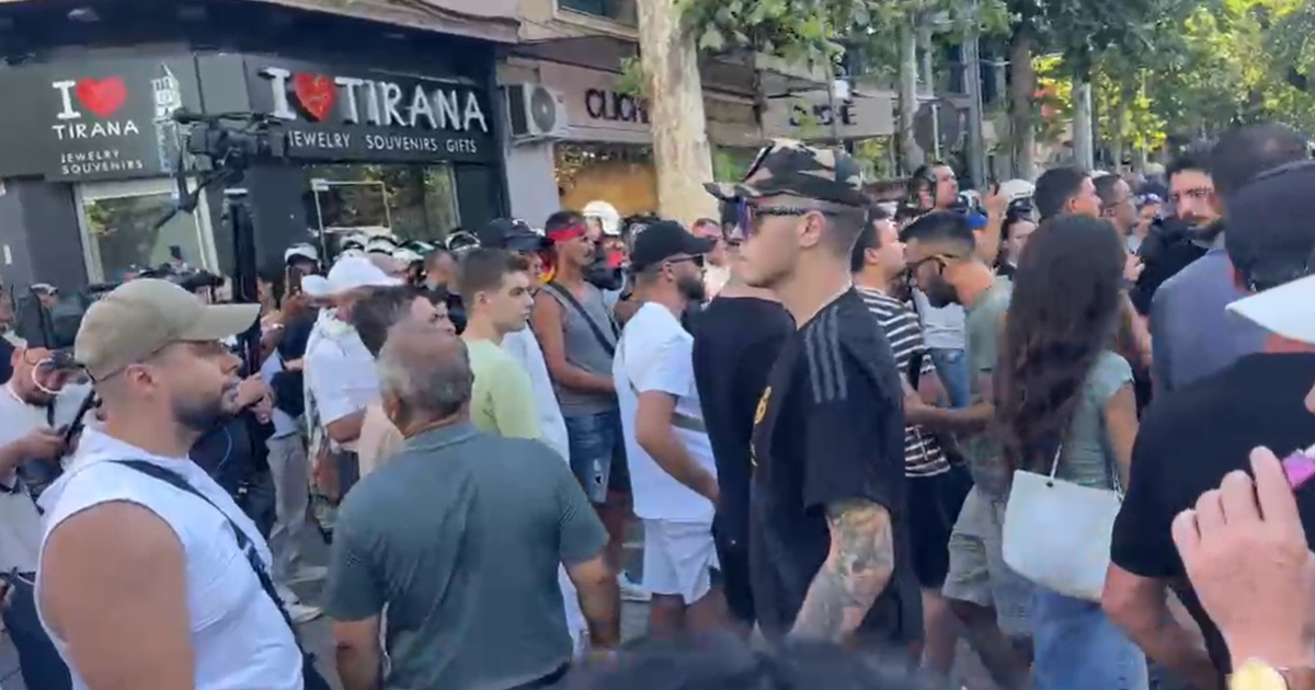  Shqipëria kërkon revolucion   me vezë me vete protestuesit mblidhen para Parlamentit  VIDEO 