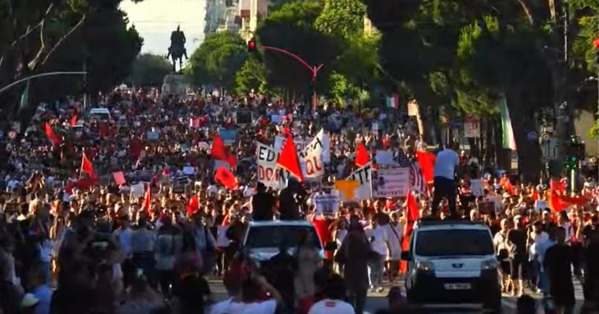 Dita e 8 të e protestës  qytetarët mblidhen para Kryeministrisë  Rama në burg  Berisha në burg