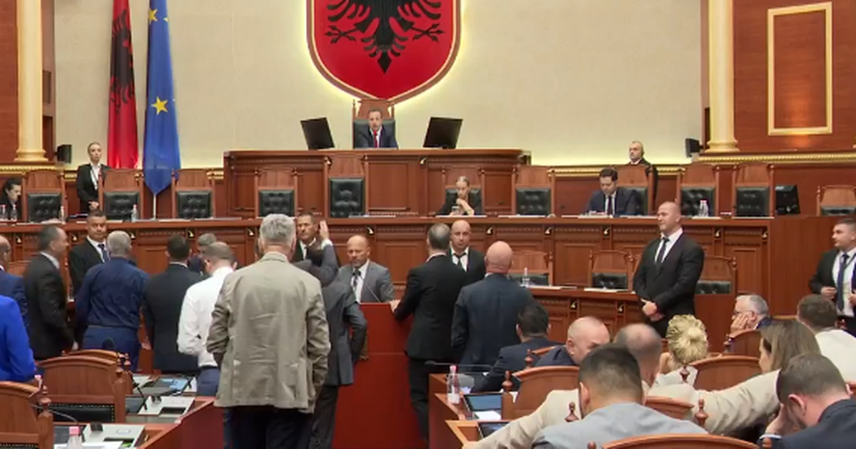 Tensione në Kuvend  deputetët e opozitës bllokojnë foltoren  Peleshi jep 5 minuta pushim