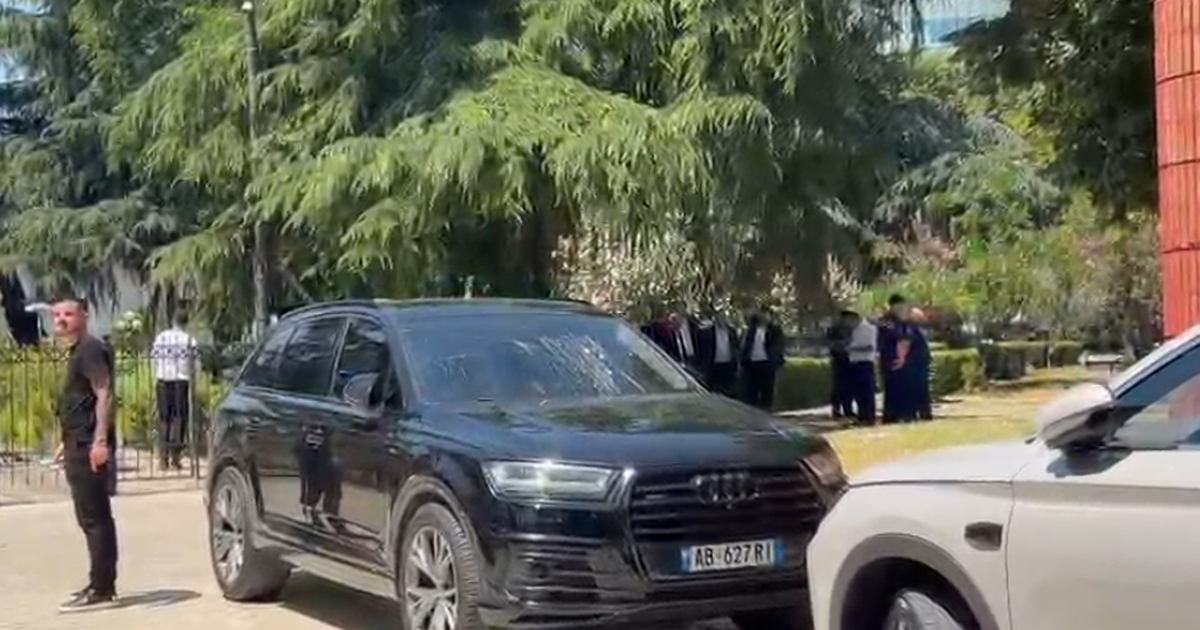 Protestuesit godasin makinat e ministrave me vezë  policia tenton t i largojë