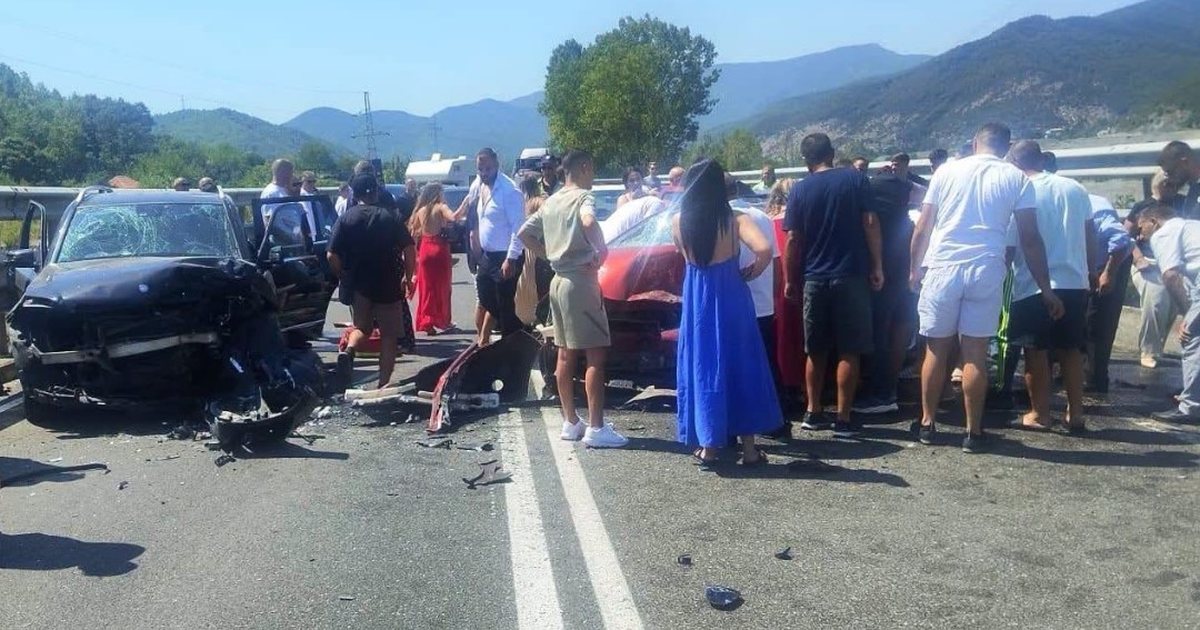Makina del nga rruga pranë Rubikut  dy persona në gjendje të rëndë  FOTO 