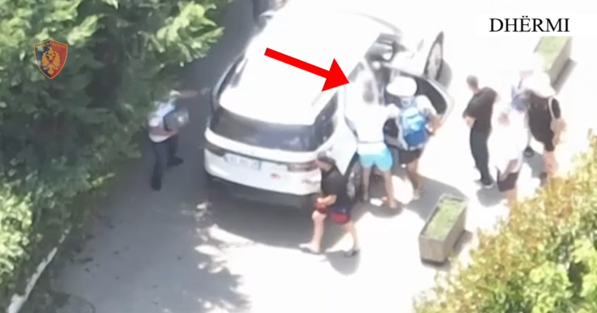 Momenti kur policët të kamufluar me rroba plazhi arrestojnë në Dhërmi Granit Pepnikajn  bosin e call center ave  VIDEO 