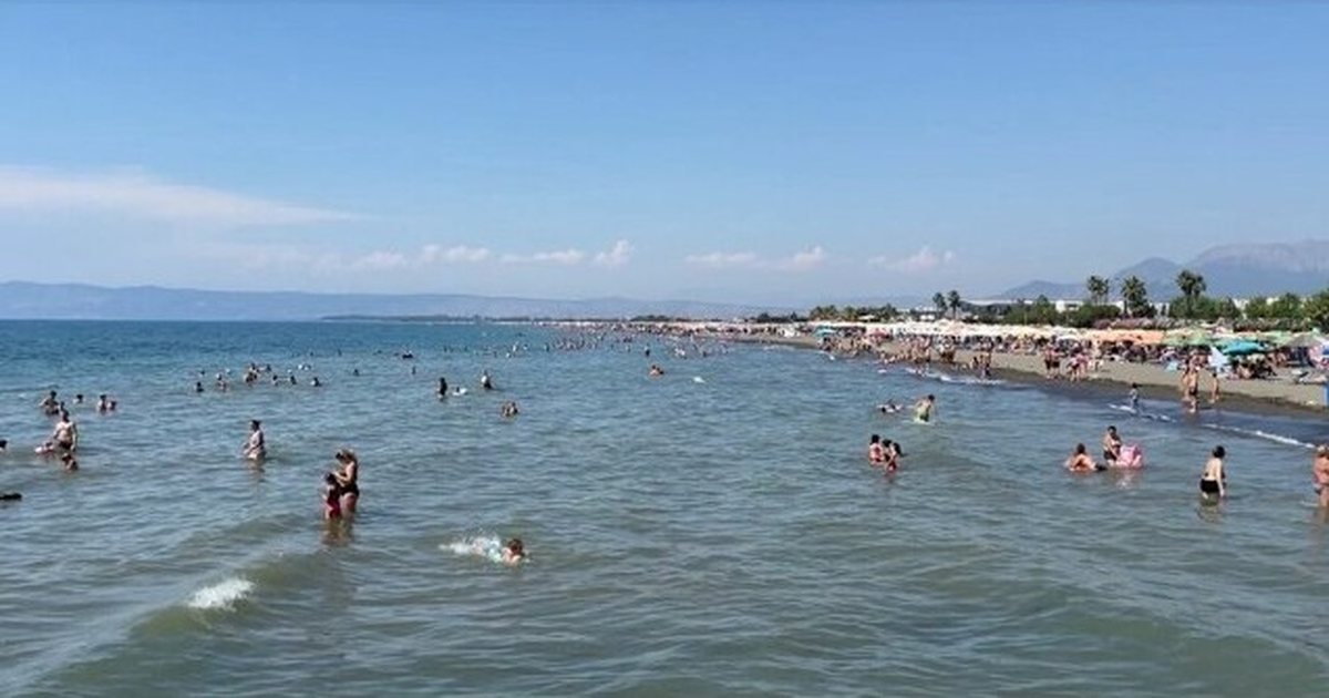 E bija iu mbyt bashkë me kushërirën në Lezhë  Babai  M u lut shumë që të shkonte në plazh me tezen  s e kisha lënë kurrë 