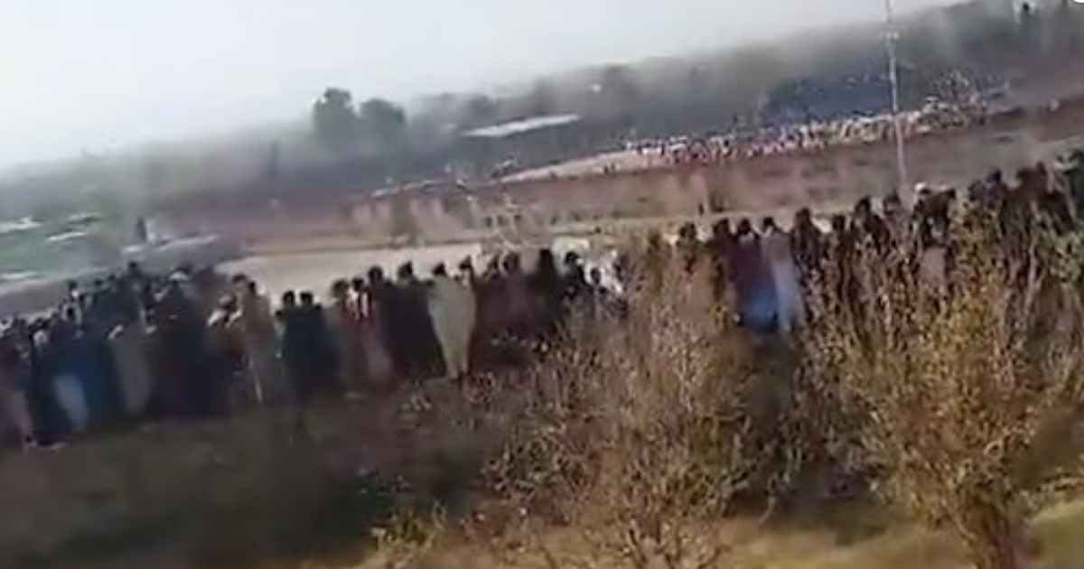 Talebanët detyrojnë 13 vjeçarin të ekzekutojë në publik vrasësin e 13 anëtarëve të familjes së tij