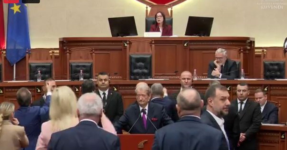 Kaos në Kuvend  ndërpritet seanca për 5 minuta 