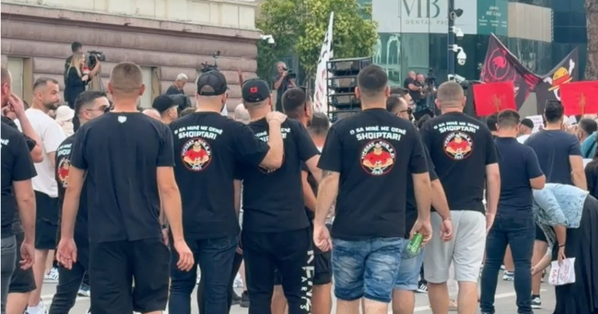 Tifozët kuqezi bojkotojnë miqësoren e Kombëtares  i bashkohen protestës para Kryeministrisë