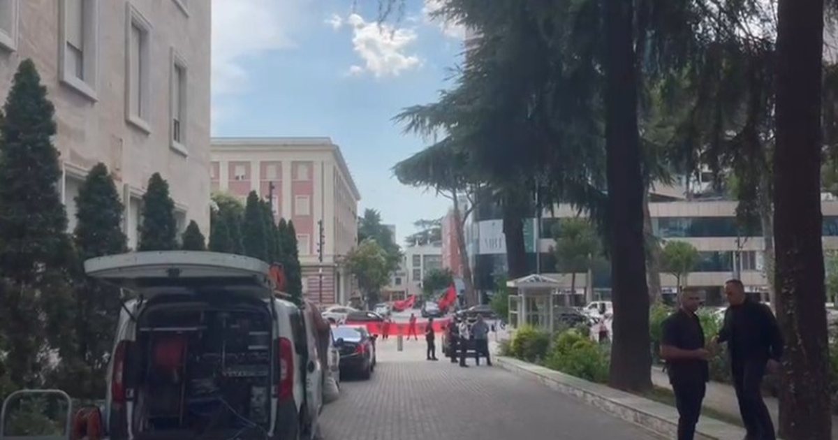 Ministrat dalin të flasin pas mbledhjes së Qeverisë  protestuesit mblidhen para godinës së Kryeministrisë dhe i bien vuvuzelave