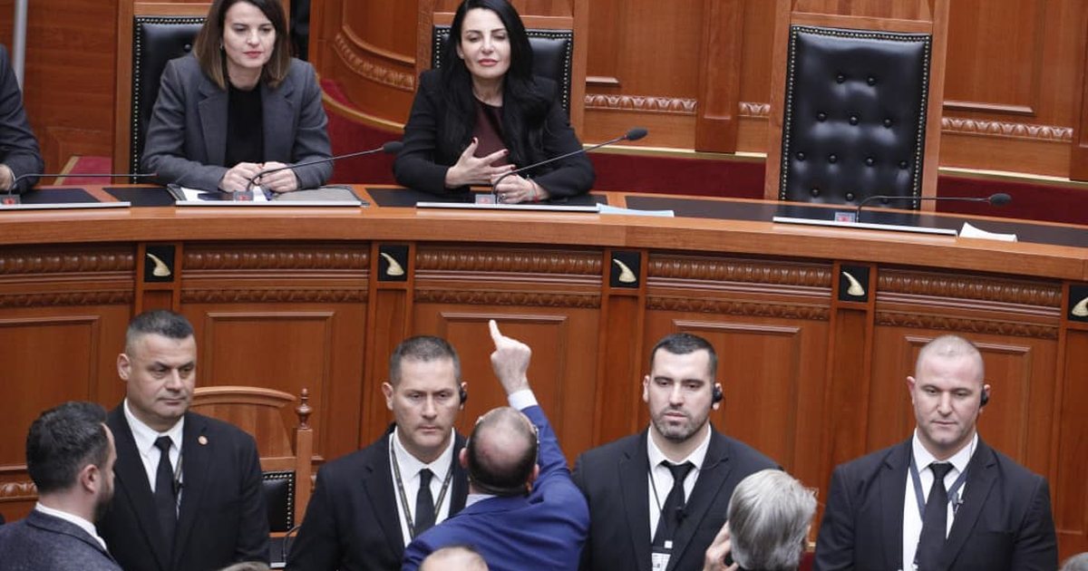 Pa surpriza  Seanca e parë për këtë vit nis sërish me debate  zgjat vetëm 30 minuta  FOTO 