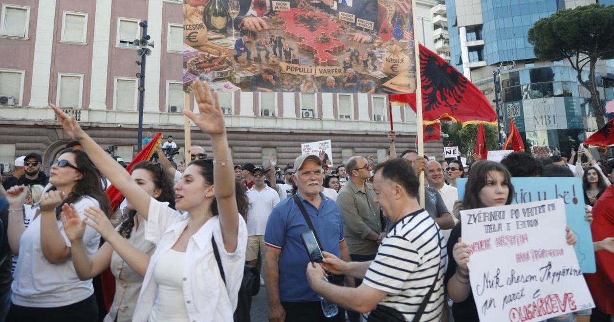  Rama në burg  Berisha në burg   mijëra qytetarë mbushin rrugët e Tiranës