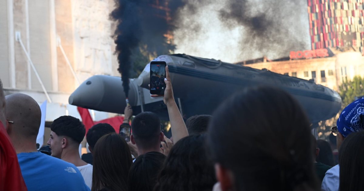 Protesta para Kryeministrisë  qytetarët sjellin gomonen simbolike