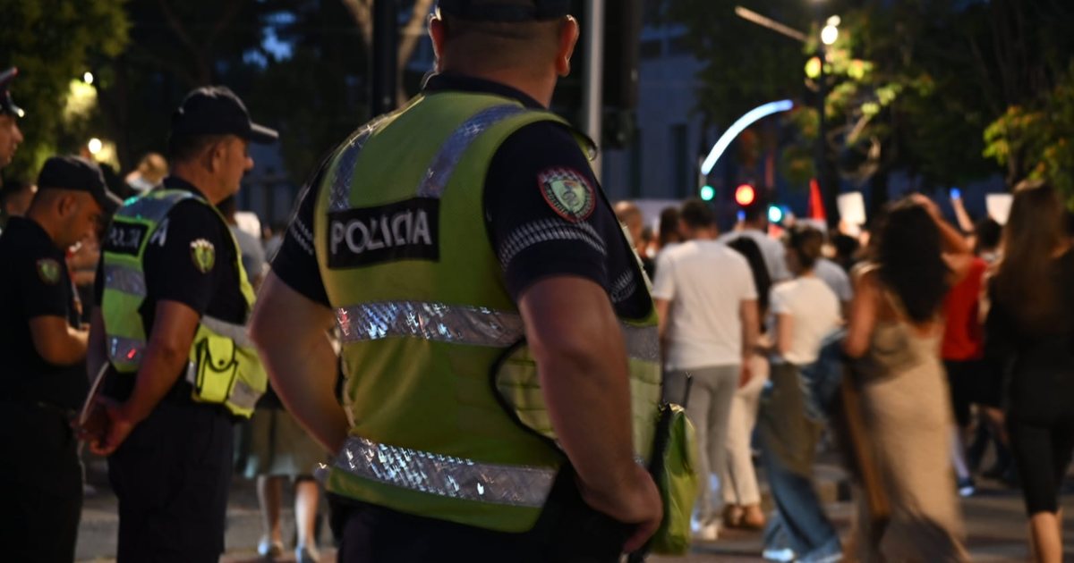 Pas fjalimeve para Kryeministrisë  mijëra protestues marshojnë nëpër rrugët e Tiranës