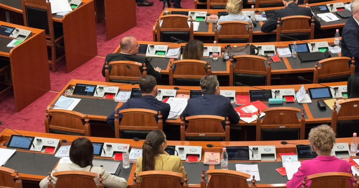  As kecat nuk kanë për ta votuar   Kritikoi kolegen e saj  PS ulësen e deputetes shkodrane ja jep Çakërrit të Vlorës 