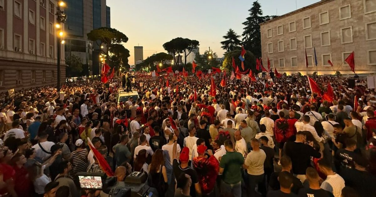 9-protestues-nen-hetim-policia-e-tiranes-zaptuan-bulevardin-refuzuan-te-largohen